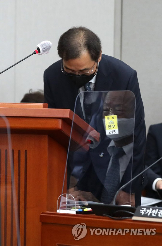 윤재순 대통령비서실 총무비서관이 17일 서울 여의도 국회에서 열린 운영위원회 전체회의에 출석해 의원 질의에 답변하며 성비위 논란에 사과하고 있다. <연합뉴스>